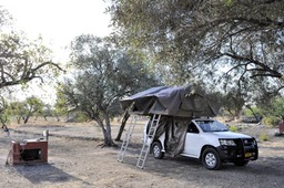 Unsere Unterkunft: Mietwagen mit zwei Dachzelten