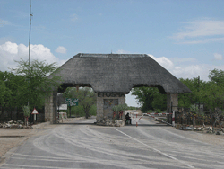 Einfahrt zum Etosha Nationalpark